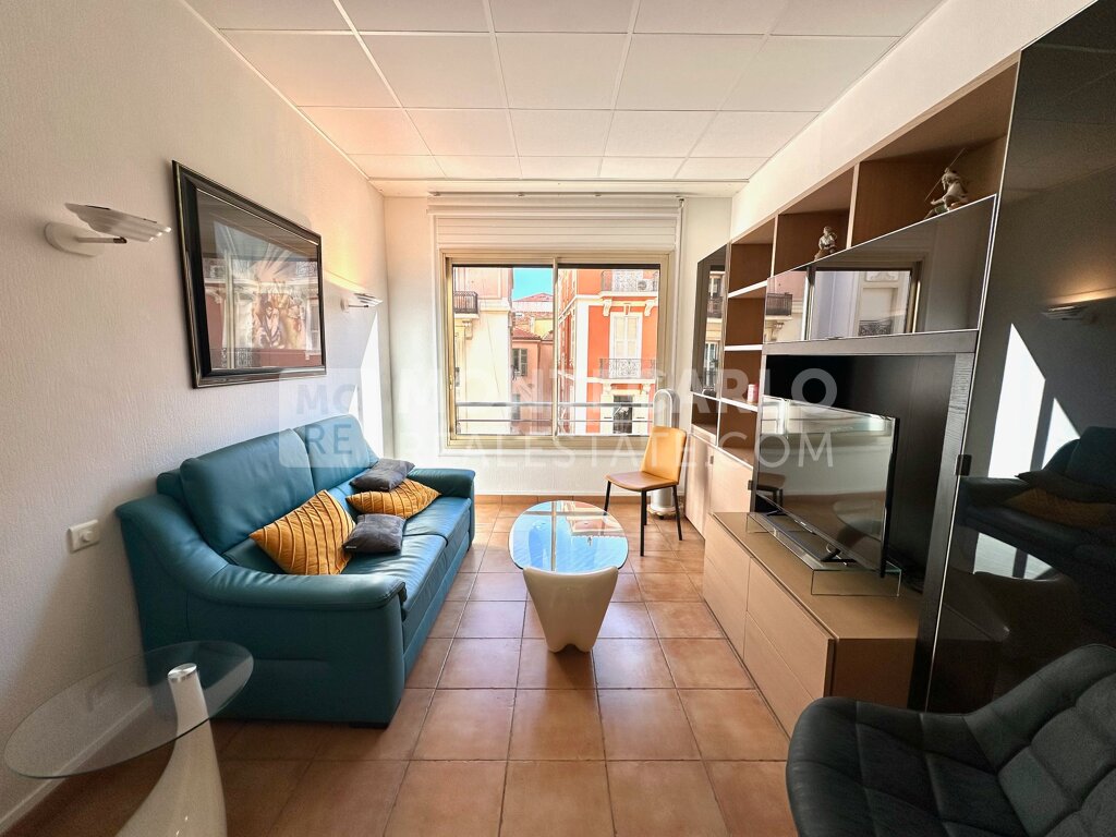 Condamine : Bright apartment with balconies and cellar